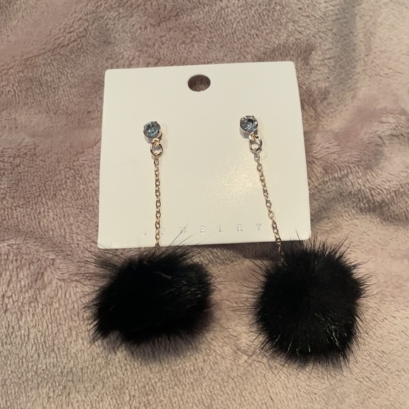 BNIB chic dangly earrings - Picture 3 of 3
